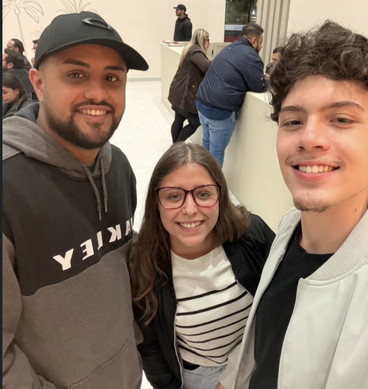 Ferricceli e um casal em um registro de atendimento.