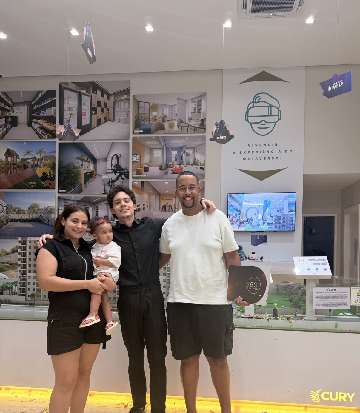 Ferricceli com uma família no stand de um empreendimento.